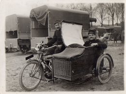 CPA 2851 - MILITARIA - Superbe Carte Photo Militaire - Soldats Sur Une Moto / Side - Car & Camions Militaires - Materiale