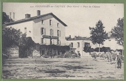 CPA - DEUX SÈVRES - COULONGES SUR L'AUTIZE - PLACE DU CHATEAU - HÔTEL MATRAT - Animation, Véhicule, Troupeau De Vaches - - Coulonges-sur-l'Autize