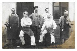 FAMILLES BEAUMONT DOULLENS CUISINIERS DEVANT LA CHAMBRE DES ELEVES SOUS OFFICIERS - CARTE PHOTO MILITAIRE - Personnages