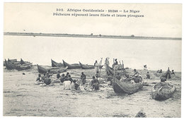 Cpa Afrique - Soudan - Le Niger - Pêcheurs Réparant Leurs Filets Et Leurs Pirogues - Soudan