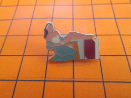 2319 Pin's Pins / Beau Et Rare / Thème PIN-UPS / BRUNE E - Pin-ups