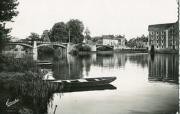 72 .20960 . Malicorne Sur Sarthe . Barque .les Ponts Sur La Sarthe Et Le Moulin .cpsm . - Malícorne Sur Sarthe