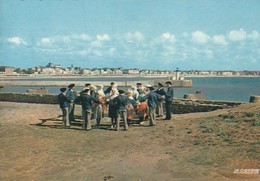 LES SABLES D'OLONNE. -  Groupe Folklorique "LE NOUCH". -  La Ronde. CPM Dentelée Pas Courante - Danses