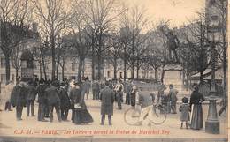 Thème: Sport   Lutte     Les Lutteurs Devant La Statue Du Mal Ney Paris 18 èmè (voir Scan) - Wrestling