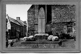 CPSM Dentelée - SAINT-NICOLAS-du-PELEM (22) - Aspect Du Monument Aux Morts 1939 / 45 - Saint-Nicolas-du-Pélem