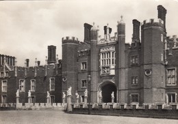 Postcard Hampton Court Palace The Great Gatehouse And The Bridge My Ref  B23902 - Middlesex