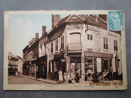 CPA 45  Loiret COURTENAY Le Marchand De Journaux  De La Rue De Villeneuve , Le Journal "le Petit Parisien"  Vers 1938 - Courtenay