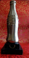 TROPHEE  COCA COLA   , Bouteille Taille Réelle  Métal Argenté  Socle Marbre Noir  OLD  BOTTLE SILVER METAL TROPHY 1960 ' - Bottiglie
