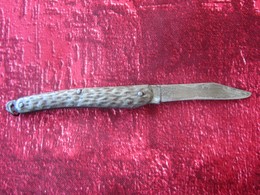 COUTEAU DE POCHE DE COLLECTION MANCHE EN MÉTAL GRIS CISELÉ LAME DE 5 CM -COUTEAUX-SCHLASS - KNIFE - - Couteaux