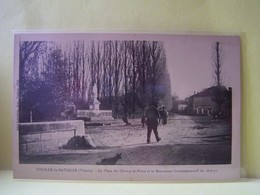 VOUILLE-LA-BATAILLE (VIENNE) LES MONUMENTS AUX MORTS. LA PLACE DU CHAMP DE FOIRE ET LE MONUMENT COMMEMORATIF DE 1870-71. - Vouille