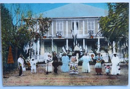 C. P. A. Couleur : TAHITI : Indigènes En Costumes Anciens Devant L'Hôtel Du Gouvernement, En 1914 , Gauthier, Papeete - Tahiti