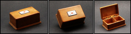 Boîte En Bois Verni Avec Petite Enveloppe En émail En Décor, 2 Comp., 75x50x32mm. - TB - Boites A Timbres