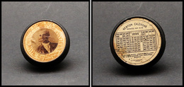 Boîte Publicitaire En Bakelite "Stamp Box Massachussets Benefit Association" Et Calendrier De 1895 Sur L'autre Face, Dia - Boites A Timbres