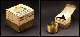 Distributeur De Roulettes. Modèle En Laiton "Stamp Keeper", Dans Sa Boîte D'origine, Diam. 60mm. - TB - Boites A Timbres