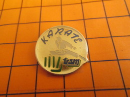 2319 PINS PIN'S / Beau Et Rare : Thème SPORTS / JUDO KARATE KARATE TRAM JUDO - Judo