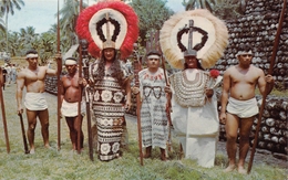 ¤¤  -  POLYNESIE FRANCAISE  -   TAHITI   -  Costumes D'Apparat Du Roi, Du Grand-Prêtre Et De Son Orateur     -  ¤¤ - Polynésie Française