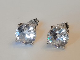 Mooie Wit Goudkleurige Oorbellen Met Glimmende Steen Absoluut Prachtig! - Earrings