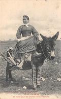 Ile De Ré.    17       Femme Agricultrice. En Route Pour Les Champs. Ane En Culotte            (voir Scan) - Ile De Ré