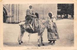 Ile De Ré.    17        St Martin  Femmes Posant Devant Une église. Ane En Culotte            (voir Scan) - Ile De Ré