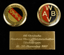 Medaillen Alle Welt: Etui Mit 2 Plakette Und Gravierter Platte 60. Deutsche Amateur Box-Meisterschaf - Non Classés
