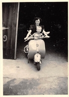 ¤¤  -  Cliché Non Situé  - Une Femme Avec Son Enfant Sur Un Scooter  " VESPA "    -  Voir Description     -   ¤¤ - Motorbikes