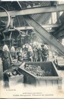 Delcampe - N°1121 T -cpa Montceau Les Mines -crible Maugrand- Tireuses De Charbon- - Bergbau