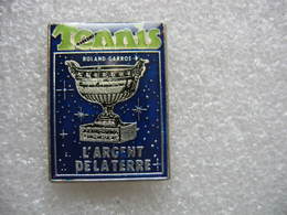 Pin's De La Couverture De TENNIS Magazine, Roland Garros L'argent De La Terre - Tennis