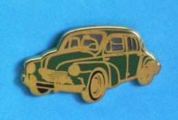 1 PIN'S //  ** RENAULT  4 CV / VERTE & OR ** . (Ballard 77 / Doré à L'OR Fin) - Renault