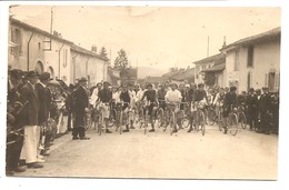 - 1149 -   CYCLISME Depart D'une Course Regions     Gaume?     Ardenne ? Meuse ? (photo Carte ) Voir Scan - Cyclisme