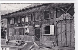 Grandvillard, Maison, Belle Façade De Bois, Deux Dames Sur Le Banc - Grandvillard