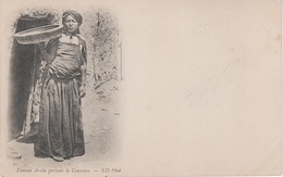 AK Scènes Types Femme Arabe Portant Le Couscous Bédouine Arab Arabien Afrique Africa Afrika Vintage Tunisie Algerie ? - Afrique