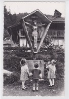 Grandvillard, Enfants En Costume Devant Un Crucifix - Grandvillard