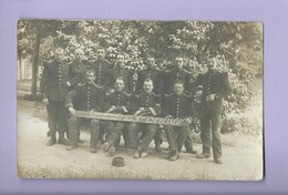 Carte Photo -  Souvenir De La 9eme Escouade  - Militaires , Soldats , Militaria  - Au Verso : Réty , Photogr. Bourges - Bourges