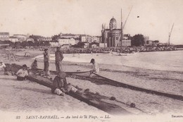 (83) ST RAPHAËL. Au Bord De La Plage . (Pêcheurs Remaillant Leurs Filets. Au Fond, Eglise Orthodoxe) ) - Saint-Raphaël