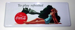 Plaque En Métal Coca Cola Pin Up - To Play Refreshed - Plaques En Tôle (après 1960)