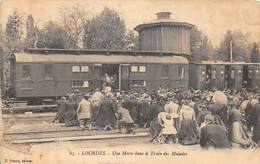 Lourdes         65        Une Messe Dans Le Train De Malades   (voir Scan) - Lourdes