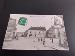 CPA (72) Brulon. Place De La Mairie.  Costume Sarthois. (H2517). - Brulon