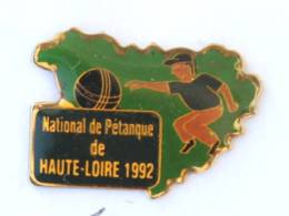 Pin's NATIONAL DE PETANQUE DE HAUTE LOIRE 1992 - Boule Et Joueur De Pétanque - I896 - Pétanque