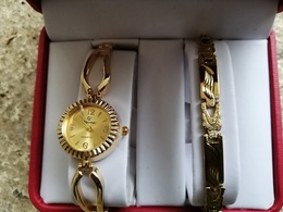 COFFRET  DORÉ AVEC UN BRACELET ET UNE MONTRE FEMME - Watches: Modern