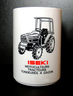 Tracteur Agricole ISEKI - Pot à Crayons/stylos Publicitaire - Noir & Rouge Sur Résine Blanche - Tracteurs