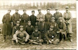 C.P.A.MILITARIA.78.YVELINES.VERSAILLES.MILITAIRES POSANT DEVANT LA PIECE D'EAU DU CHATEAU.CARTE PHOTO. - Fotos