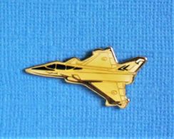 1 PIN'S //  ** AVION DE COMBAT / LE RAFALE / ARMÉE FRANÇAISE ** - Avions