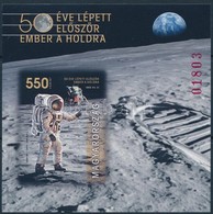 ** 2019 50 éve Lépett Először Ember A Holdra Vágott Blokk - Autres & Non Classés