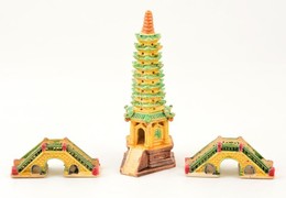 Kézzel Festett Pagoda és 2 Db Gyalogoshíd, Kopásnyomokkal, Jelzés Nélkül, M: 12,5 Cm, H: 7 Cm (2×) - Sonstige & Ohne Zuordnung