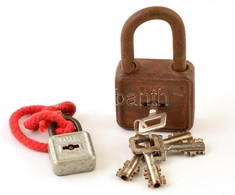 Régi Lakatok, 2 Db, Kulccsal, Egyik Rozsdás, 11×6 és 5×3 Cm - Sonstige & Ohne Zuordnung