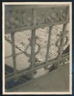 Cca 1930 Kinszki Imre (1901-1945) Budapesti Fotóművész Hagyatékából, Jelzés Nélküli Vintage Fotó (Vaskorlát), 6x4,5 Cm - Andere & Zonder Classificatie