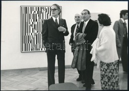 1976 Victor Vasarely / Vásárhelyi Győző (1906-1997) Festő és Szobrász A Pécsi Vasarely Múzeumban, Fotó, 12,5×17,5 Cm - Sonstige & Ohne Zuordnung