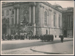 Cca 1930-1940 Fogadás A Budavári Palotában, Háttérben A Mátyás-kúttal, 17x23 Cm - Autres & Non Classés