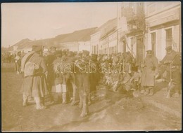 1916 Bolgár Katonák Egy Macedón Városban. Jelzett Sajtófotó / Bulgarian Soldiers In A Macedonian City. 11x15 Cm - Sonstige & Ohne Zuordnung