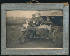 1938 Magyar Oldalkocsis Motoros Egység Beregszászon A Bevonulás Idején, Fotó üvegezett Kis Keretben, Hátoldalon Felirato - Sonstige & Ohne Zuordnung